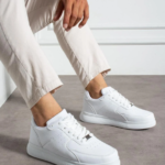 beyaz metal aksesuarlı erkek sneaker ayakkabı