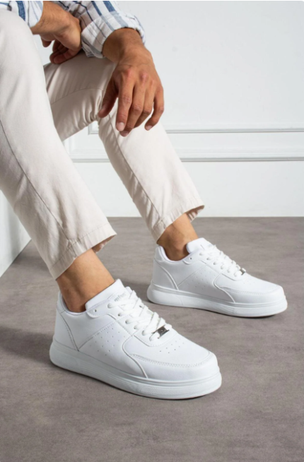 beyaz metal aksesuarlı erkek sneaker ayakkabı