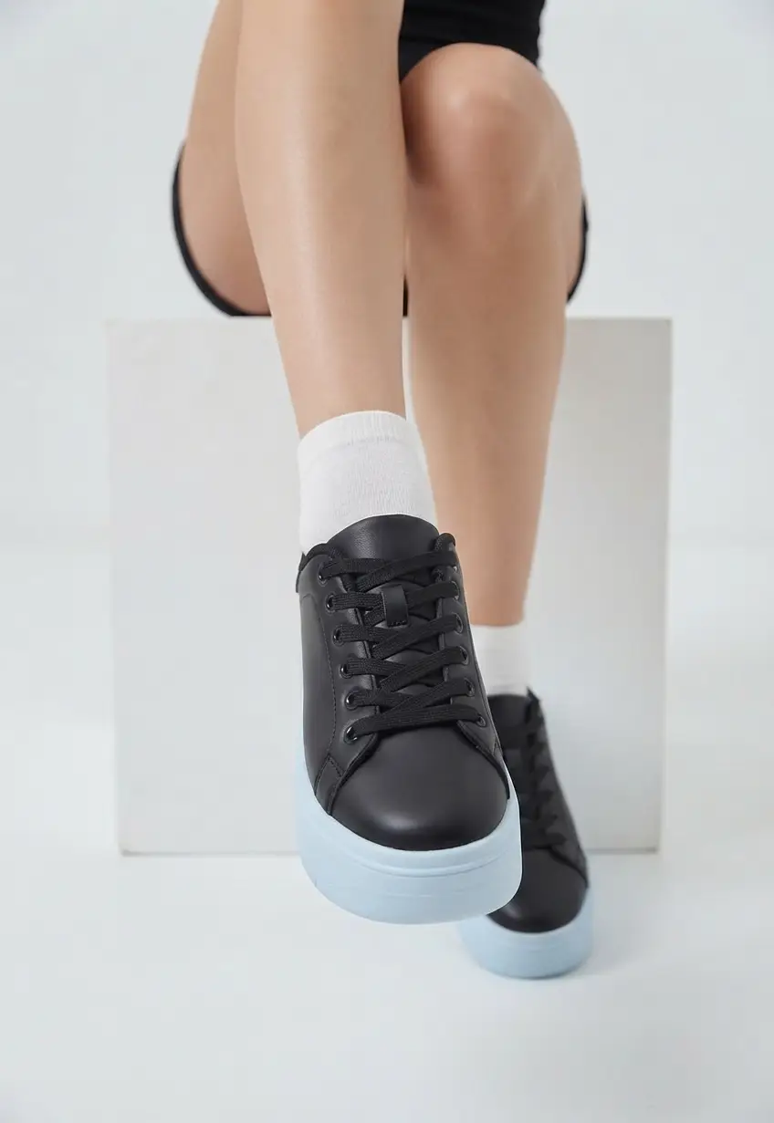 Siyah Kalın Tabanlı Bağcıklı Kadın Sneaker | VIVAROE - Görsel 1